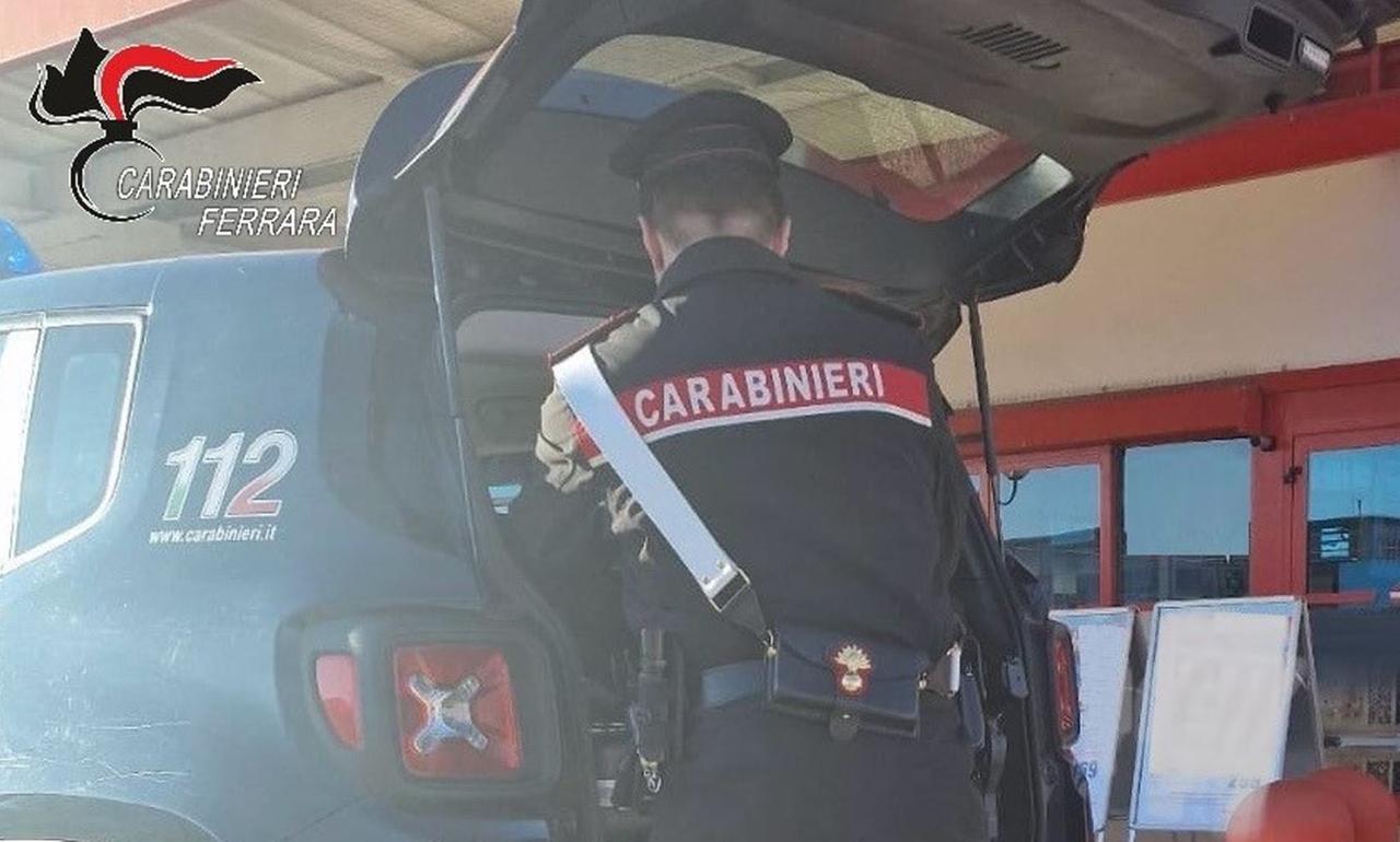 Ferrara, rubano rasoi e spazzolini elettrici: tre persone arrestate
