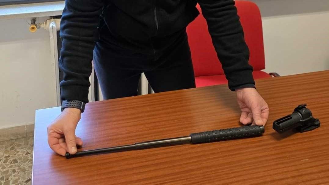 In giro col manganello la notte di Halloween, denunciato un uomo