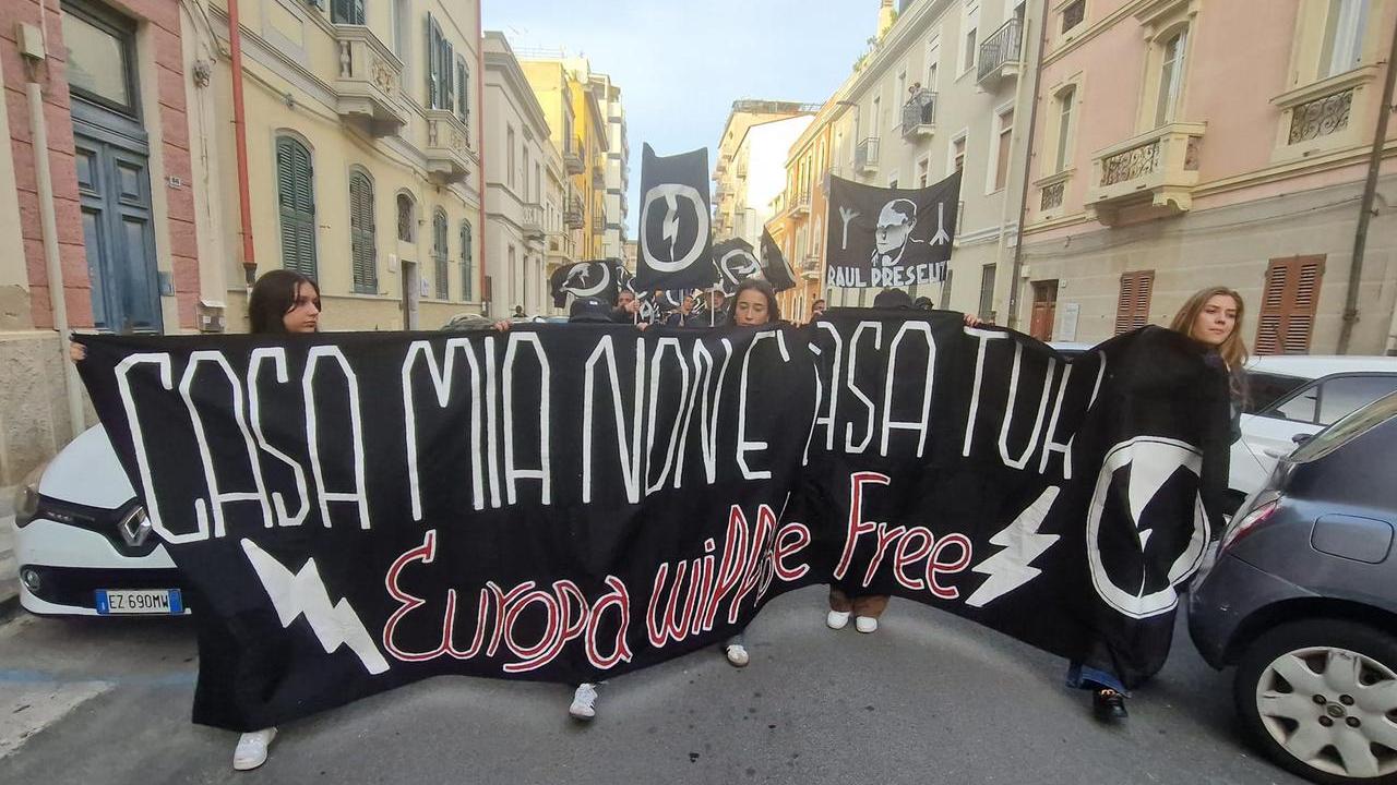 Il corteo di Casa Pound: «Il futuro dell'Italia siamo noi»