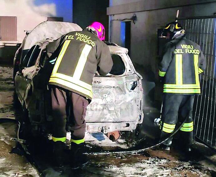 Due auto bruciate sotto casa, c’è il sospetto del dolo