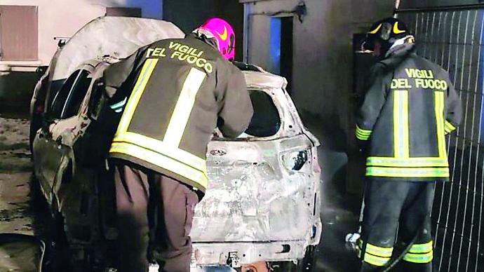 Due auto bruciate sotto casa, c’è il sospetto del dolo