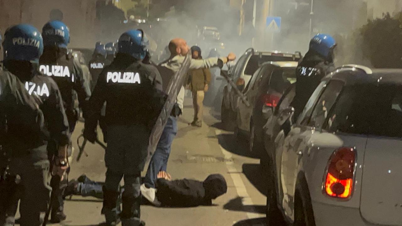 Scontri e fermi nei cortei ad alta tensione, Cagliari blindata da elicotteri e forze dell’ordine per i raduni di Blocco studentesco e antifascisti – VIDEO