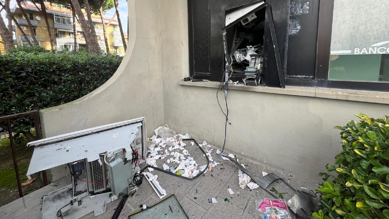 Il bancomat distrutto della filiale Bpm di Stagno (foto Stick)