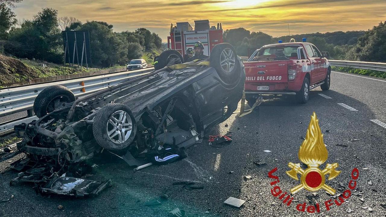Perde il controllo dell’auto che si ribalta: ferito il conducente, lunghe code sulla 131