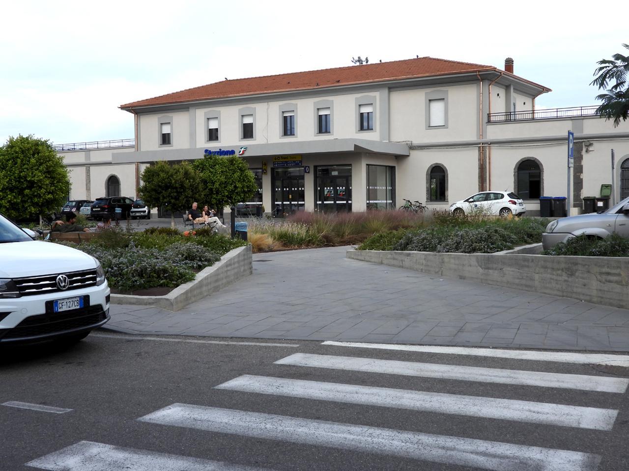 Parcheggi della stazione spariti, gli ex sindaci: «Ferrovie ha tradito il patto tra gentiluomini»
