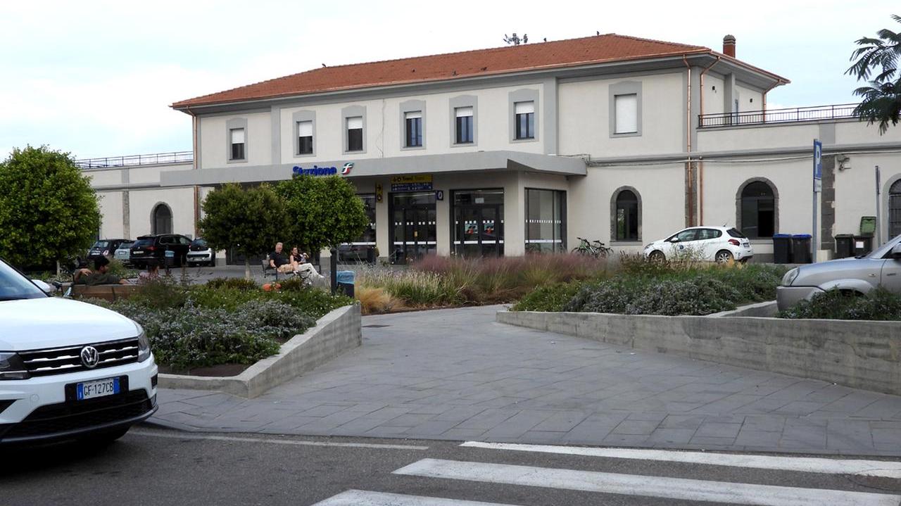 Parcheggi della stazione spariti, gli ex sindaci: «Ferrovie ha tradito il patto tra gentiluomini»