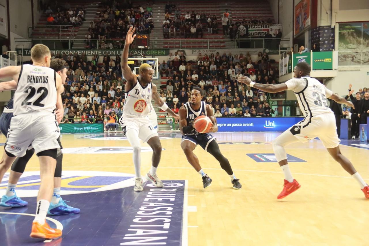 Quinta sconfitta di fila per la Dinamo, a rischio la panchina di Massimo Bulleri