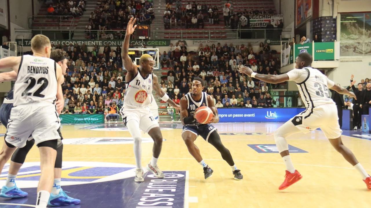 Quinta sconfitta di fila per la Dinamo, a rischio la panchina di Massimo Bulleri