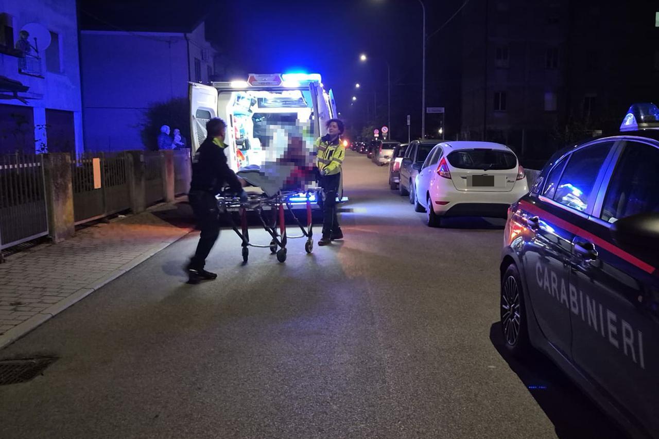 Lite di coppia a Codigoro e spuntano i coltelli, entrambi finiscono in ospedale