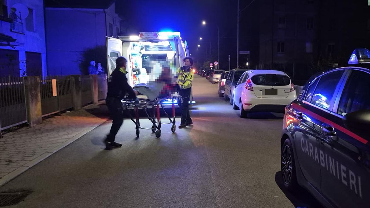 Lite di coppia a Codigoro e spuntano i coltelli, entrambi finiscono in ospedale