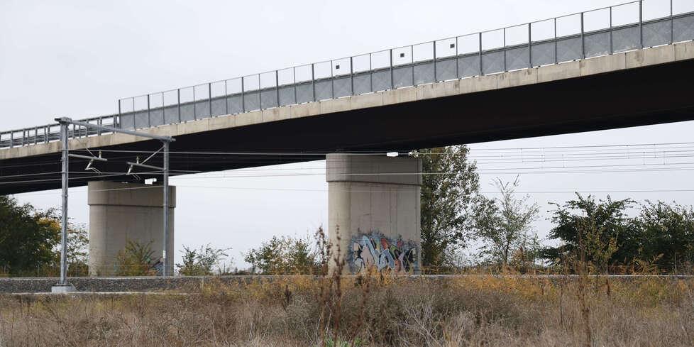 Giunti rovinati e cedimenti: il cavalcaferrovia a Poggio Renatico va rafforzato