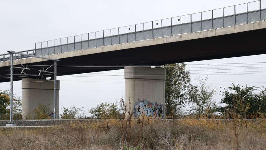 Giunti rovinati e cedimenti: il cavalcaferrovia a Poggio Renatico va rafforzato