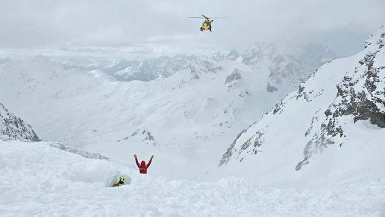 Travolti dalla valanga, trovati i corpi senza vita dei due dispersi: sono padre e figlia (17 anni). 5 le vittime