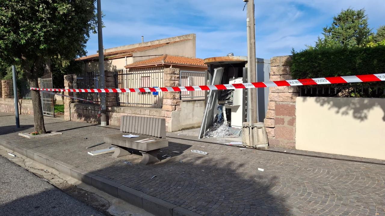 Ordigno esplosivo distrugge il bancomat delle Poste