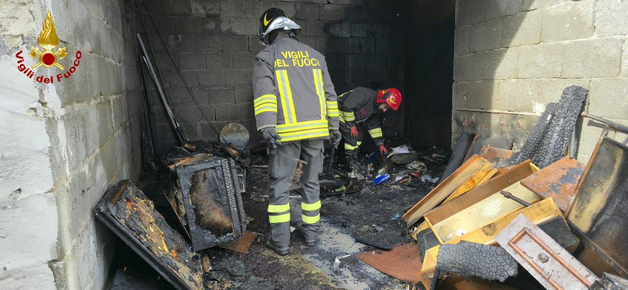 Fiamme in un garage, danni alla struttura
