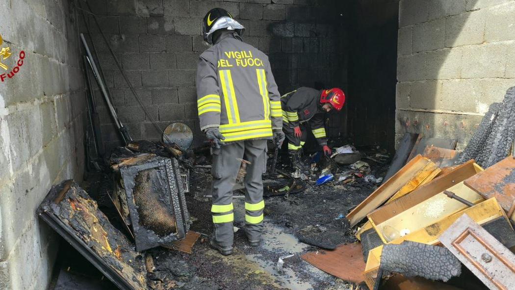 Fiamme in un garage, danni alla struttura