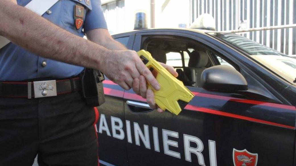 Aggredisce i carabinieri con un coltello, bloccato con il Taser