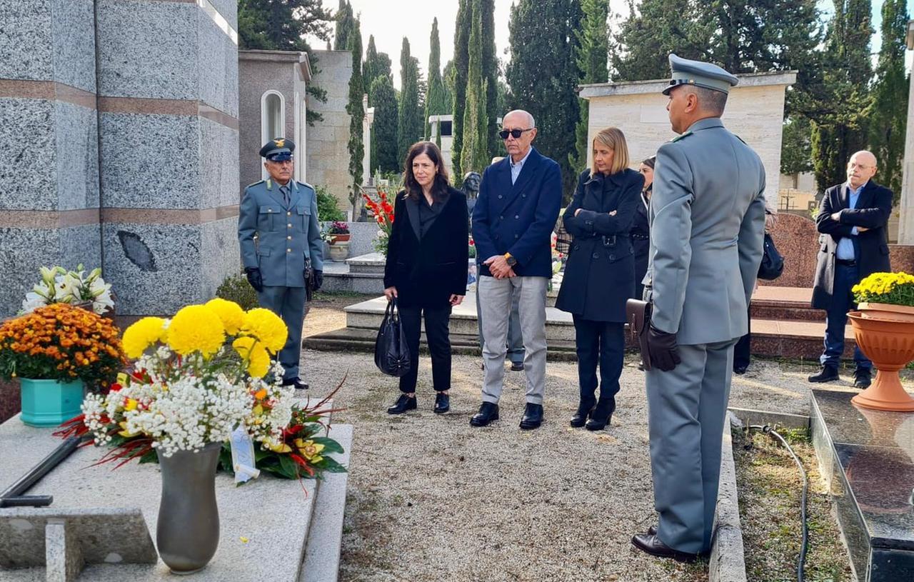 Alessandra Todde depone una corona sulla tomba di Mario Melis: «Un grande presidente che amava la Sardegna»