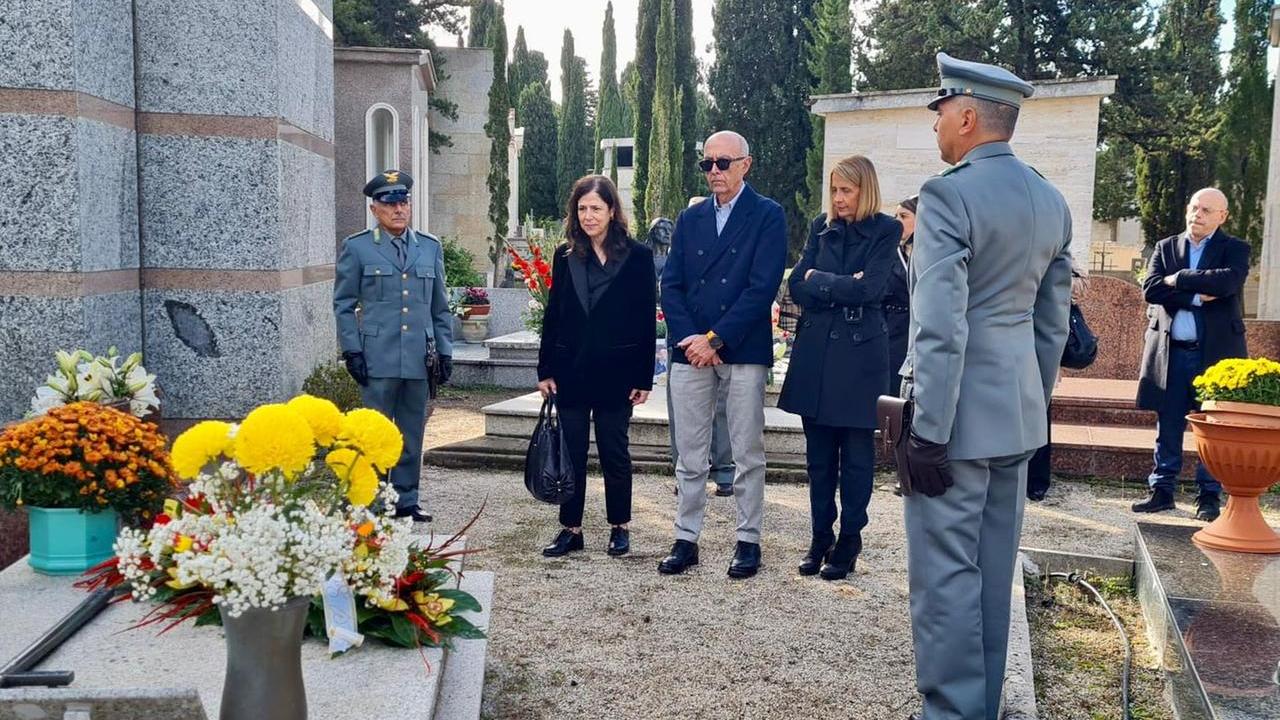 Alessandra Todde depone una corona sulla tomba di Mario Melis: «Un grande presidente che amava la Sardegna»