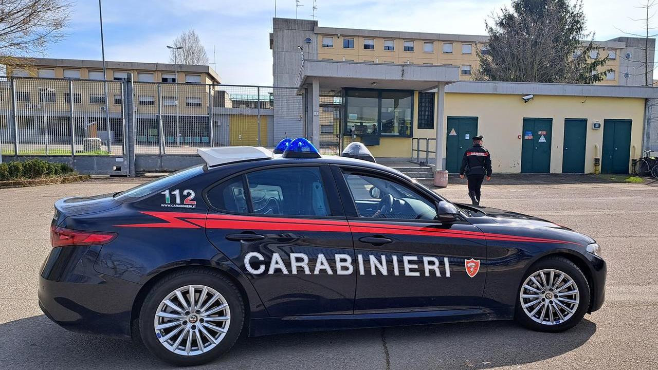 Aggredisce i carabinieri con un machete