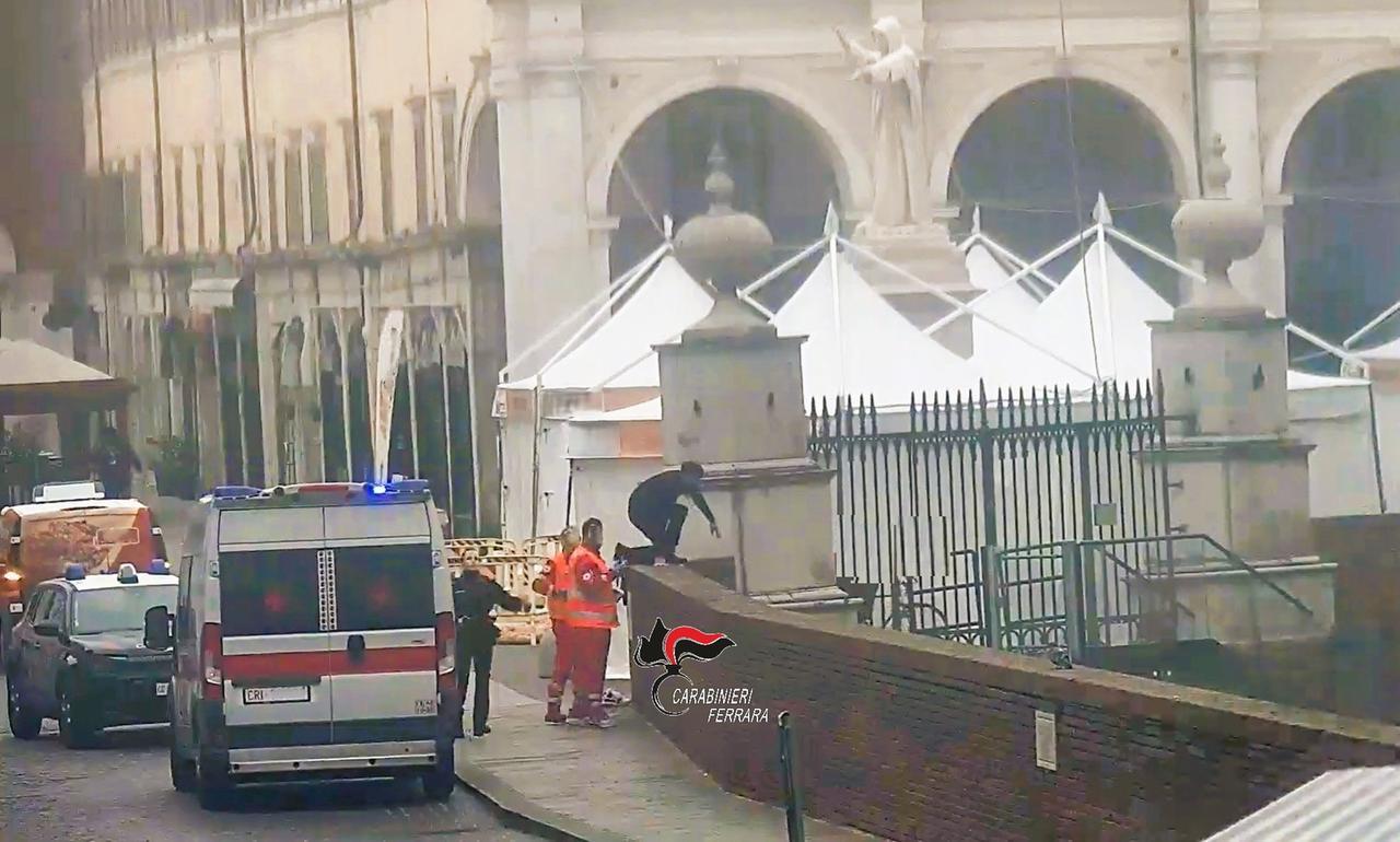 Si getta nel fossato del Castello di Ferrara, salvata da un carabiniere