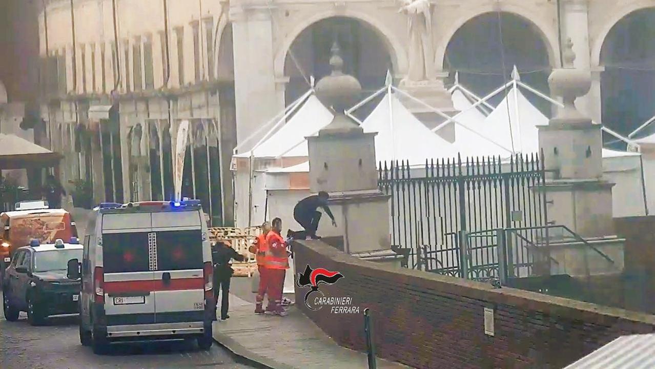 Si getta nel fossato del Castello di Ferrara, salvata da un carabiniere