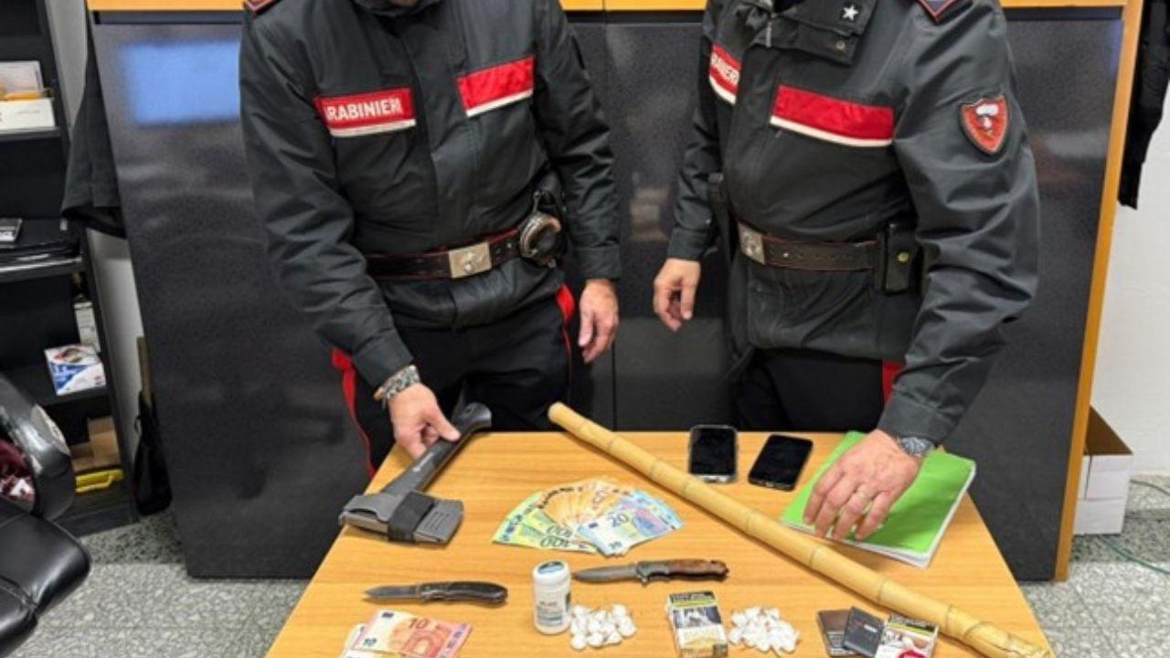I carabinieri col materiale sequestrato