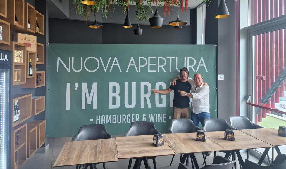 Alessandro Antoni e Alessio Veroni davanti al locale