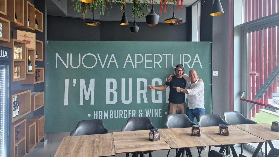 Alessandro Antoni e Alessio Veroni davanti al locale