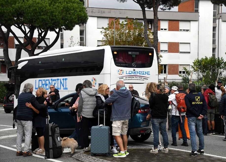 A casa dopo l’uragano i primi 40 turisti apuani: ma il rientro è con l'imprevisto