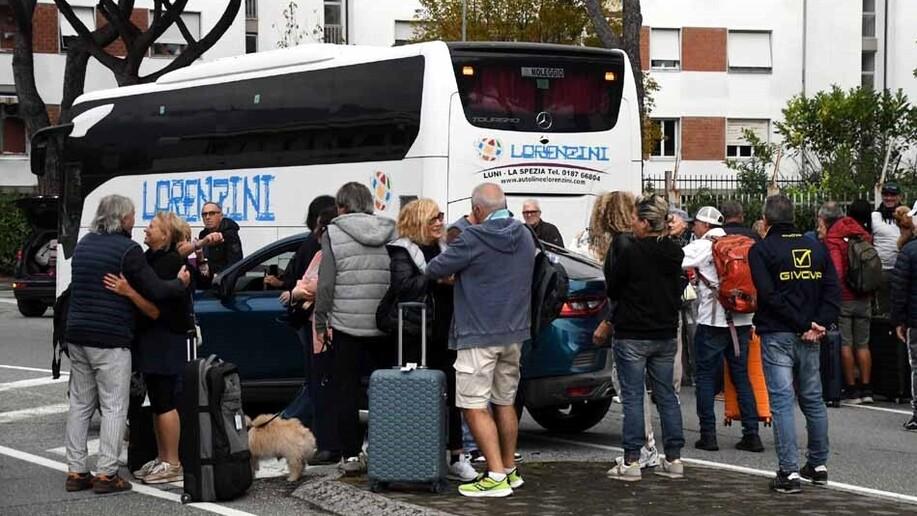 A casa dopo l’uragano i primi 40 turisti apuani: ma il rientro è con l'imprevisto