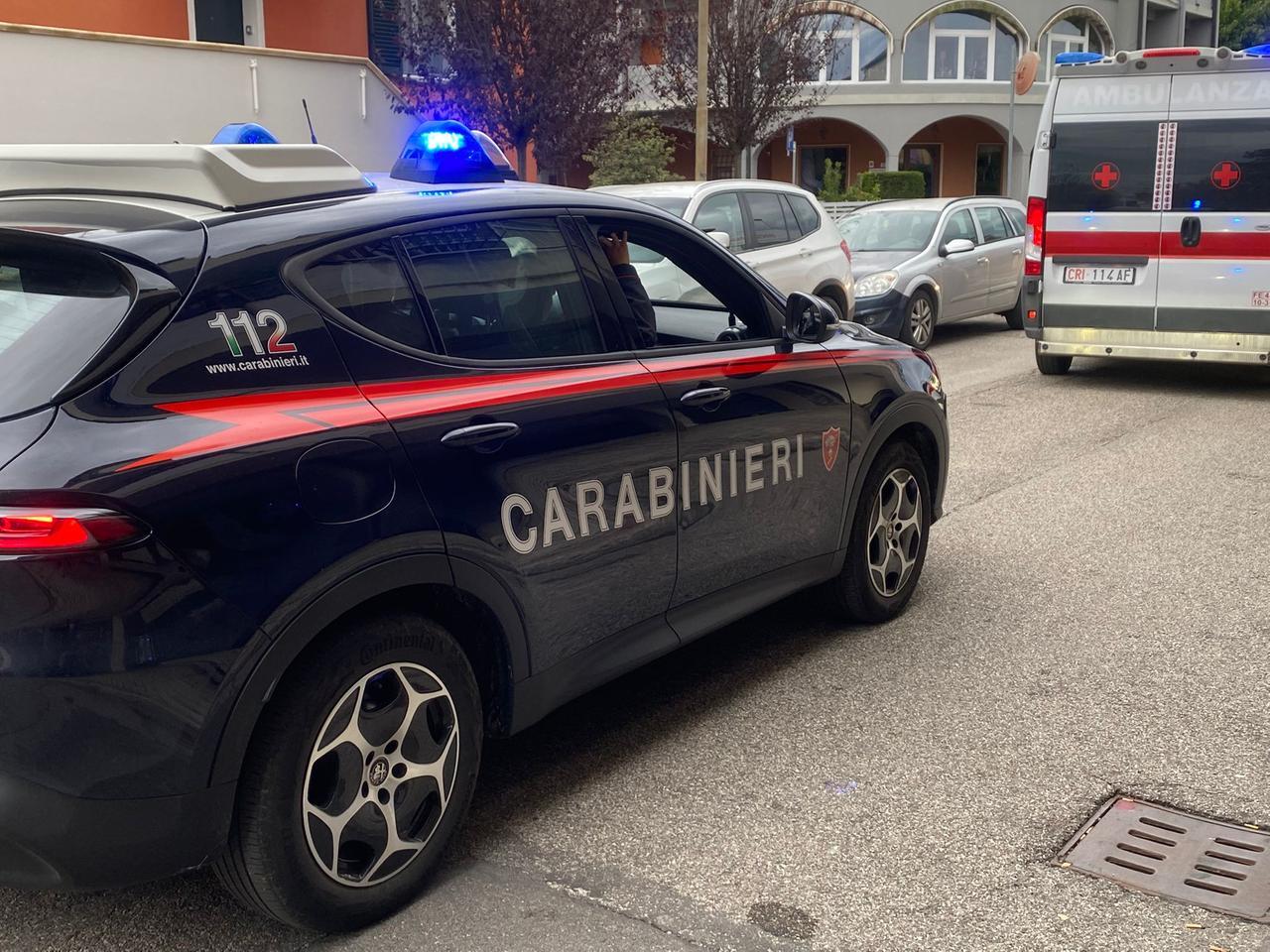 Portomaggiore, genitori colpiti dal figlio 21enne. Il fratellino lancia l’allarme