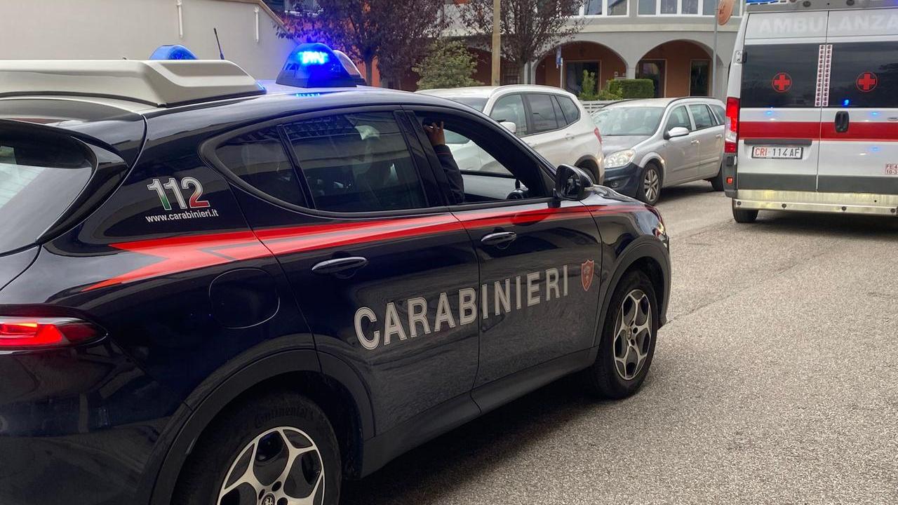 Portomaggiore, genitori colpiti dal figlio 21enne. Il fratellino lancia l’allarme