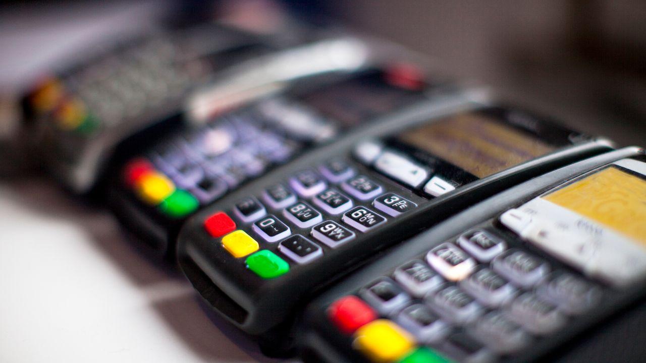 Da gennaio 2026 la cassa collegata al Pos: cosa cambia per negozi e professionisti