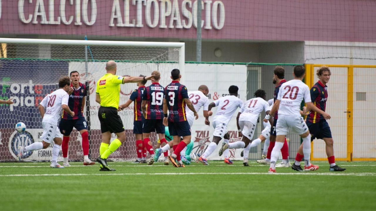 Il gol del Tau Altopascio nel 3-0 al Montevarchi (Foto Fb Asd Tau Altopascio/Orange)