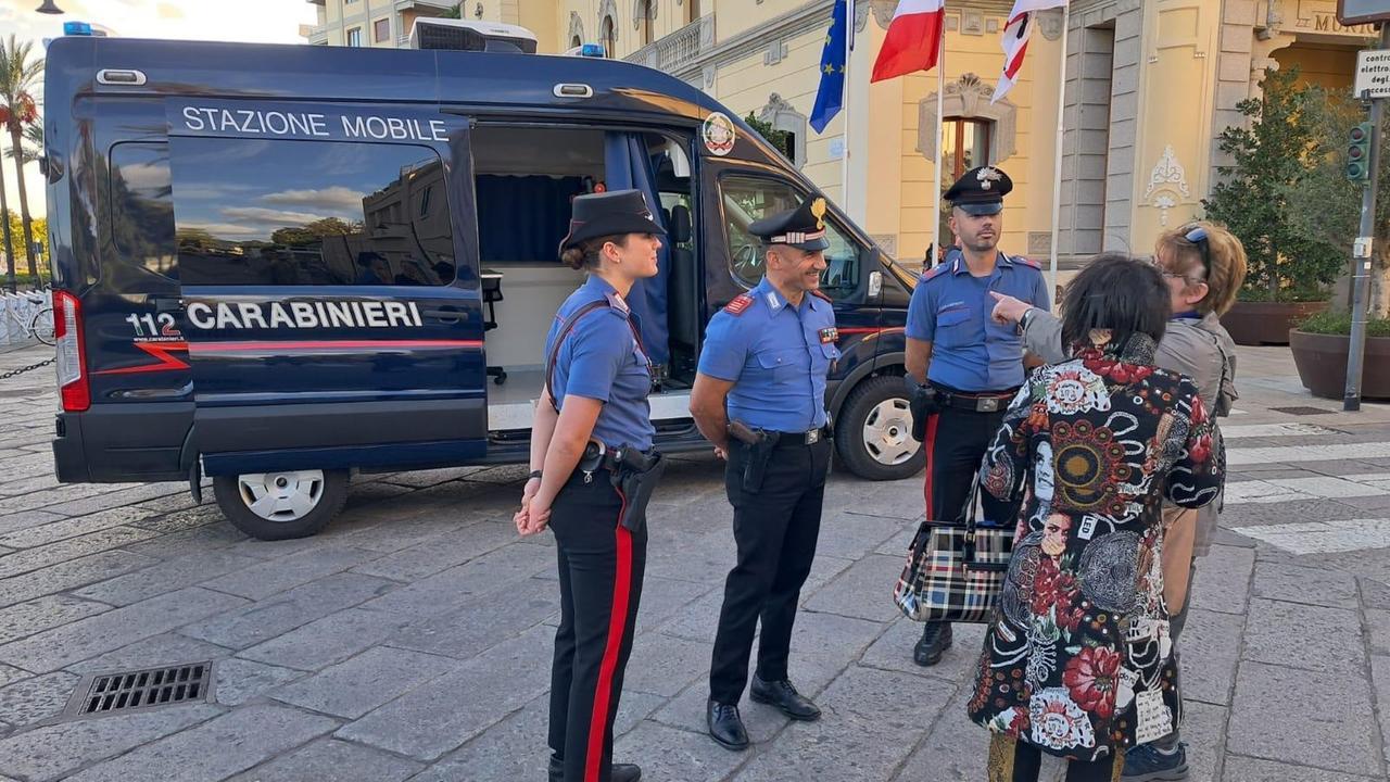 
	La stazione mobile dei carabinieri davanti al municipio di Olbia

