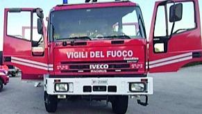 Lascia i tre figli chiusi in auto: scatta l’allarme