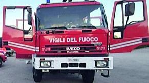 Lascia i tre figli chiusi in auto: scatta l’allarme