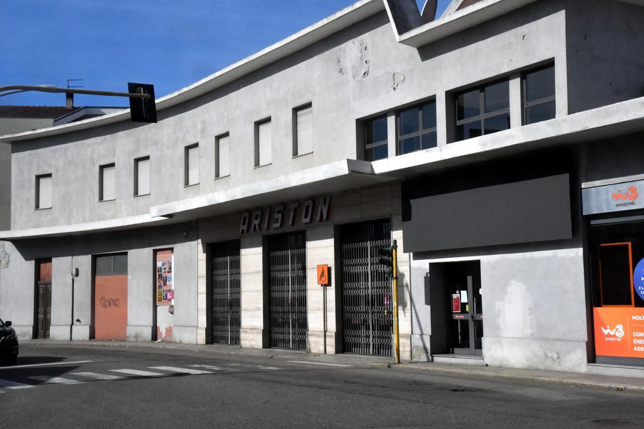 Il Comune spegne il tabellone del cinema: è pericoloso per gli automobilisti