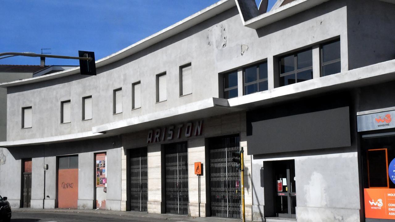 Il Comune spegne il tabellone del cinema: è pericoloso per gli automobilisti