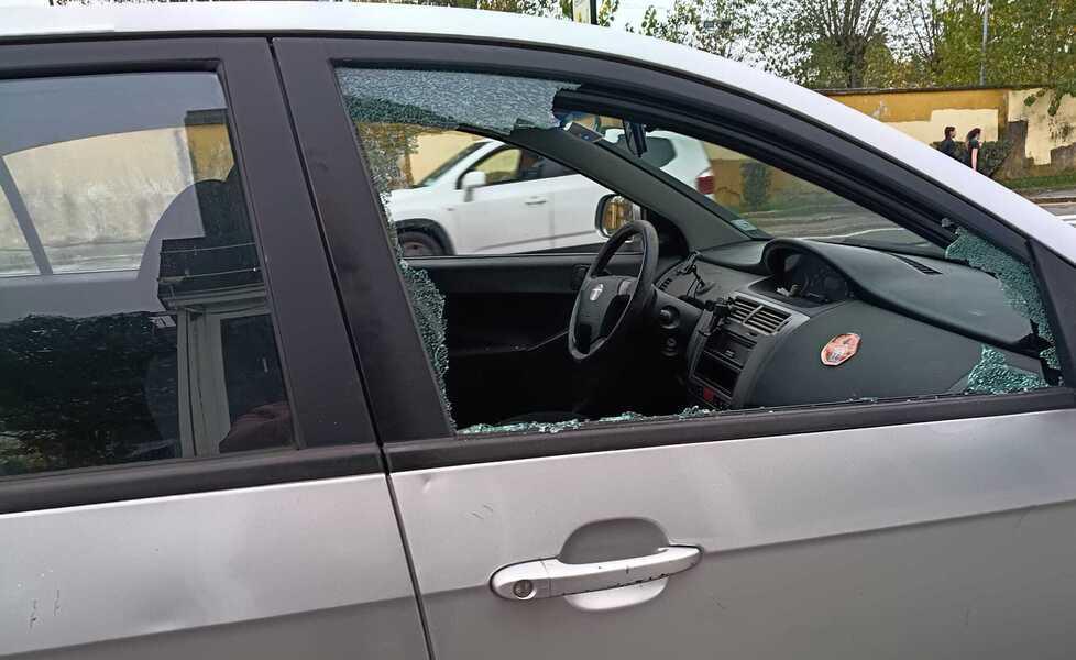 
	Il finestrino di un'auto spaccato

