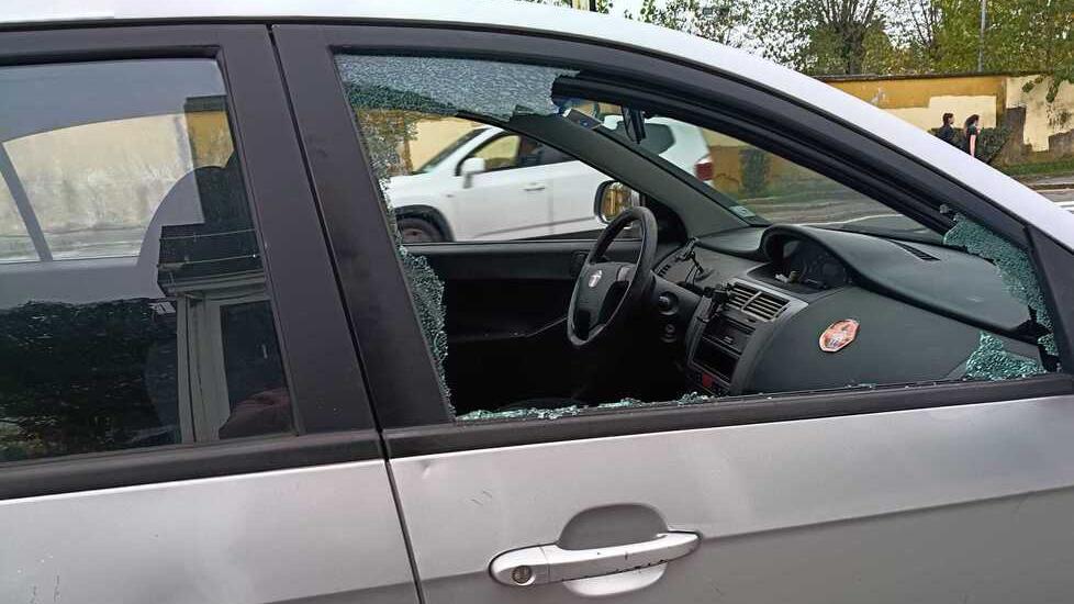 Il finestrino di un'auto spaccato