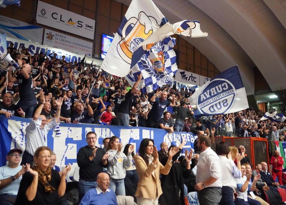 I tifosi in Curva sud (foto Stick)