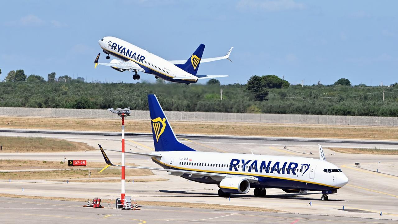 Volo per Pisa con oltre sette ore di ritardo, passeggeri in viaggio fino alle 2 di notte