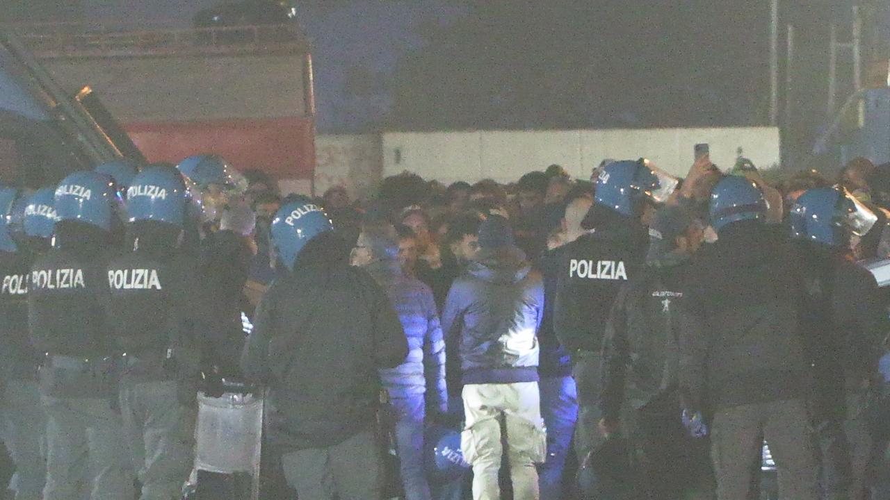 Rave party a Campogalliano, notte di scontri: i partecipanti tentano di sfondare il blocco della polizia