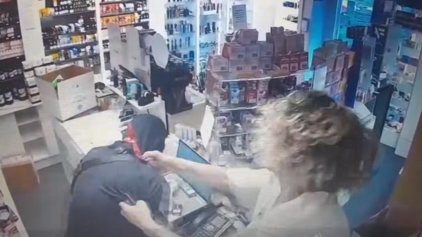 La rapina sventata da una negoziante il 1° settembre in via Toselli