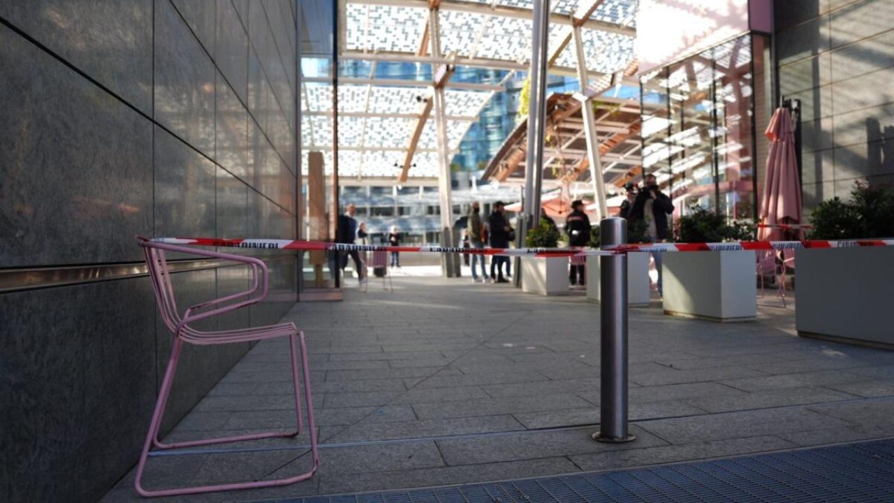 Sul posto le forze dell'ordine (foto da LaPresse)