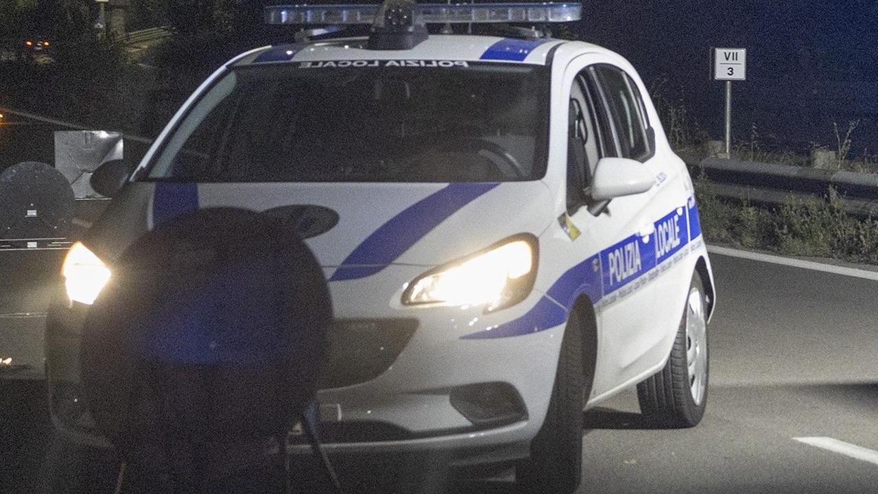 La polizia locale ha bloccato l'auto in tangenziale