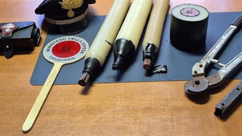 Parte del materiale sequestrato dai carabinieri