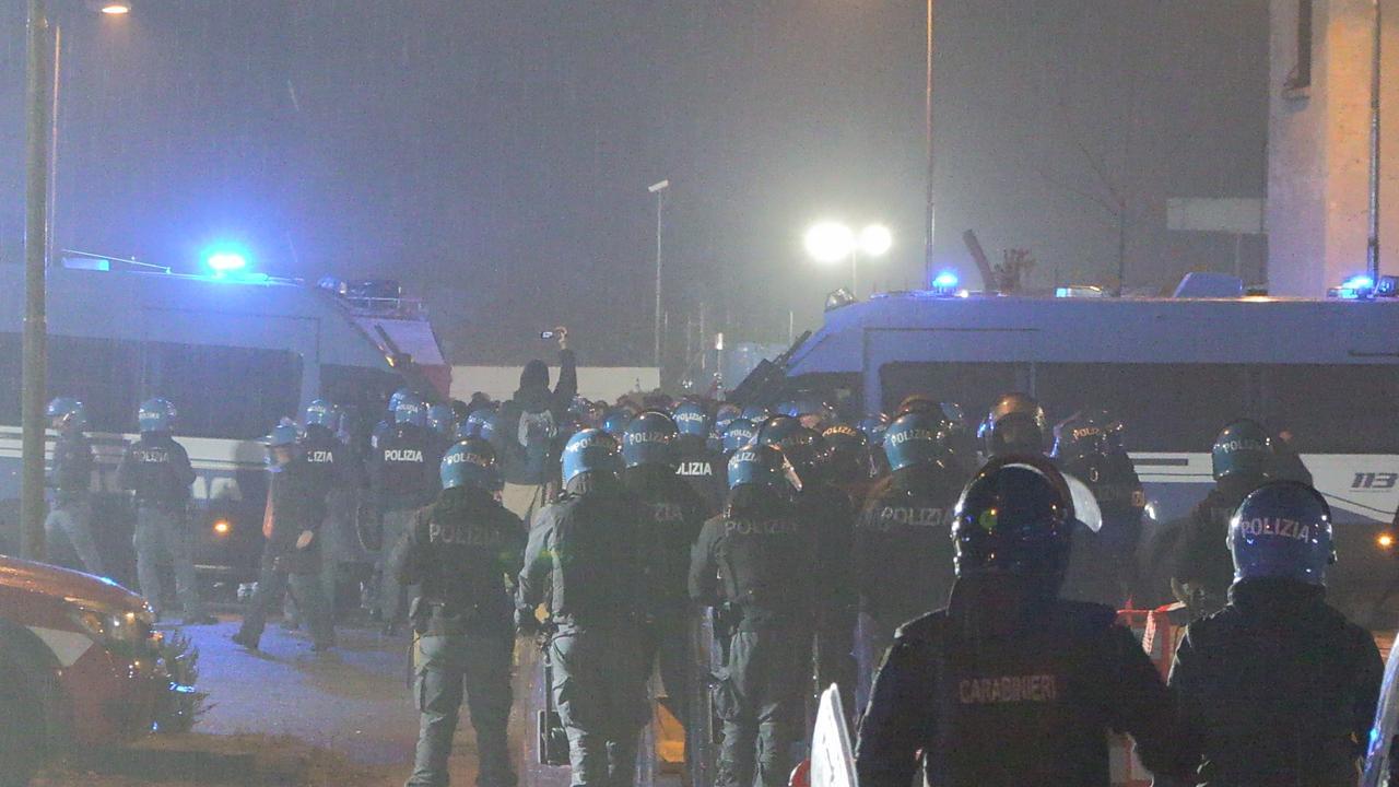 
	La polizia al rave party

